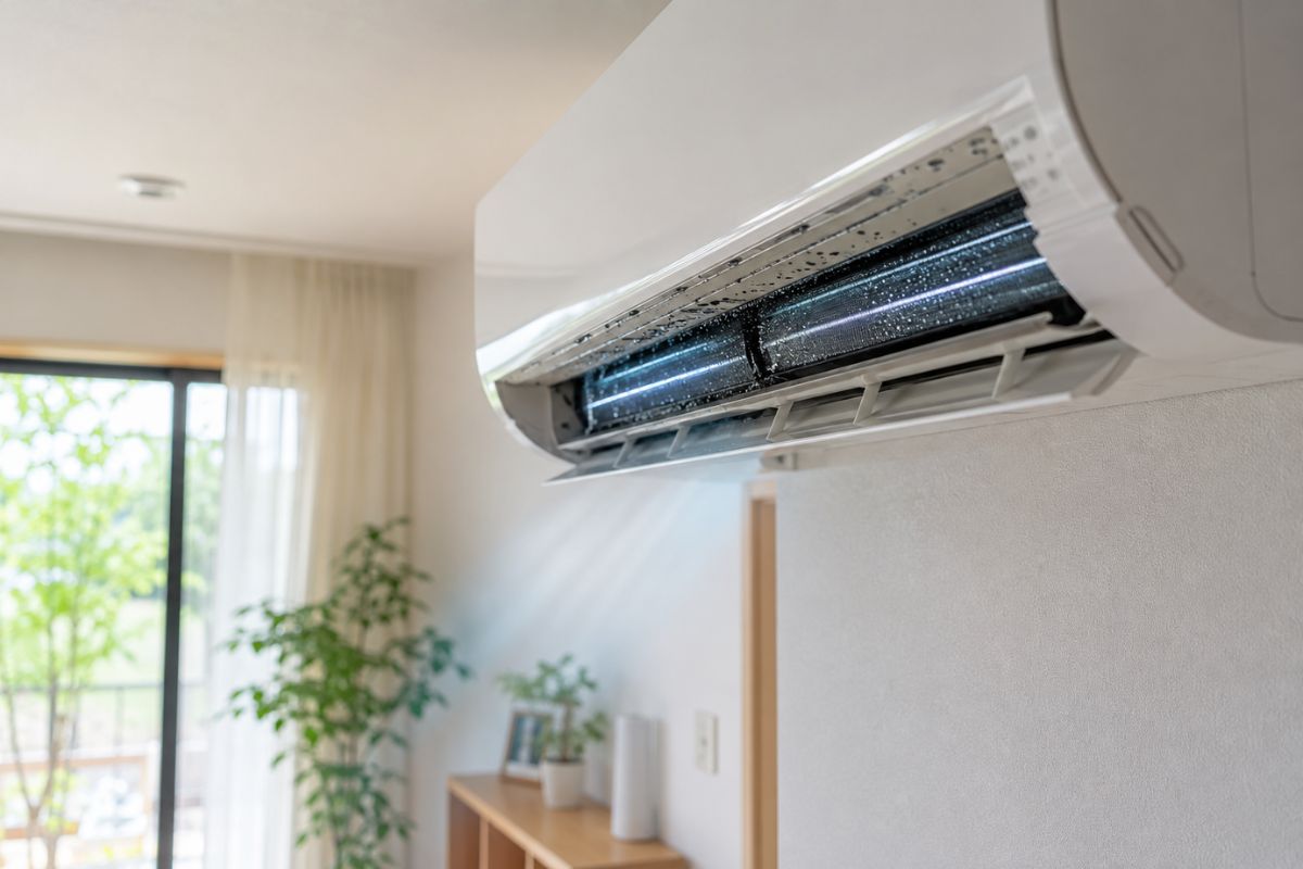 冷房使用時にエアコン内部の湿気や結露が発生しやすいイメージ