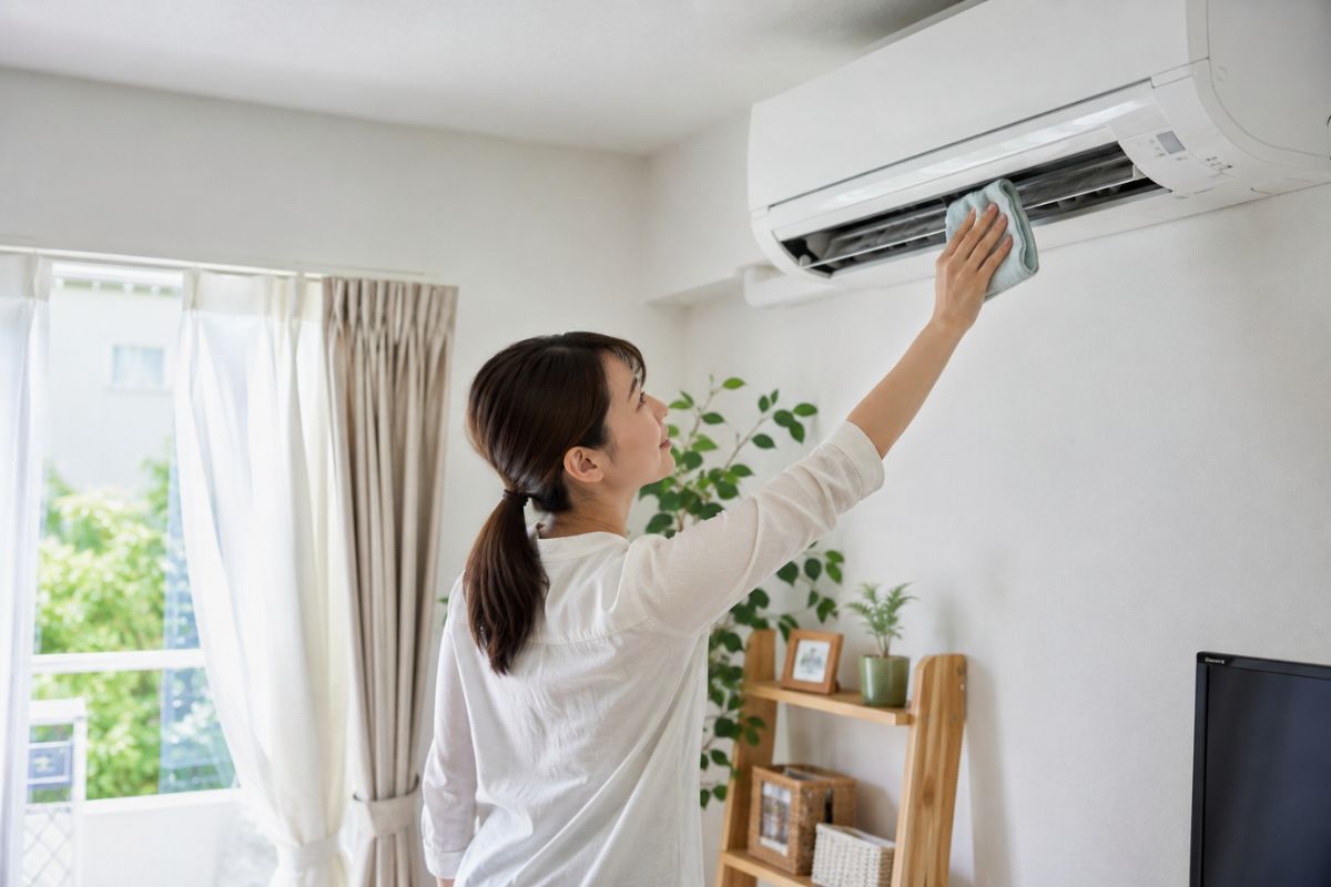 エアコンを気持ちよく使うために日頃のお手入れをしているイメージ