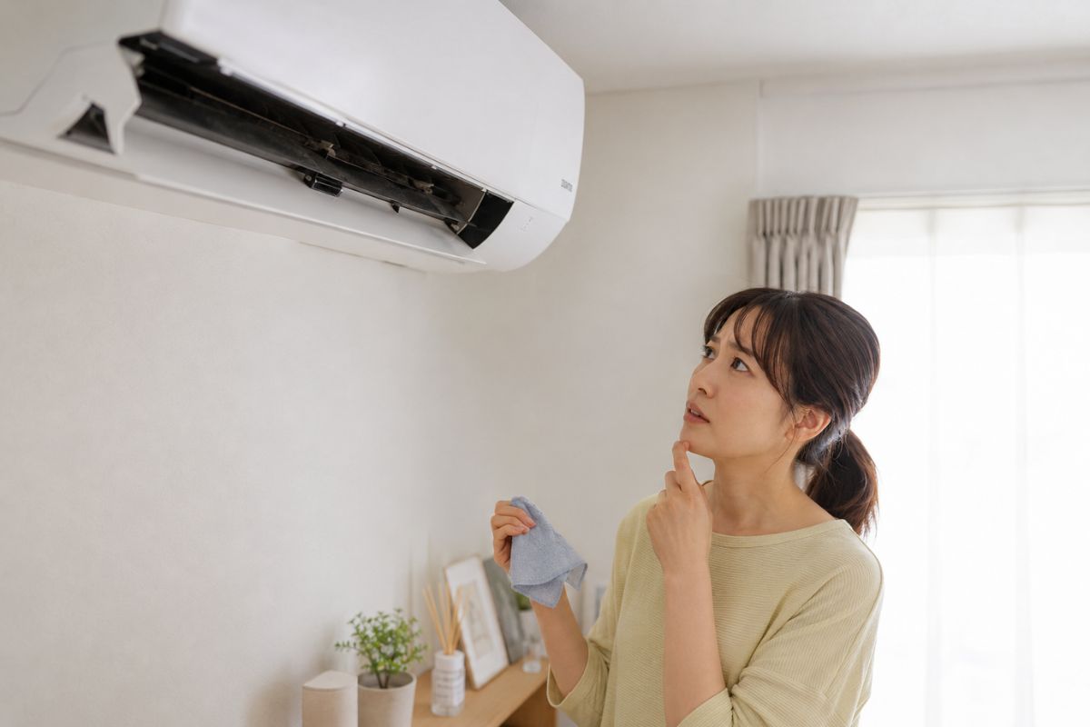 エアコンの汚れが気になるリビングや寝室のイメージ