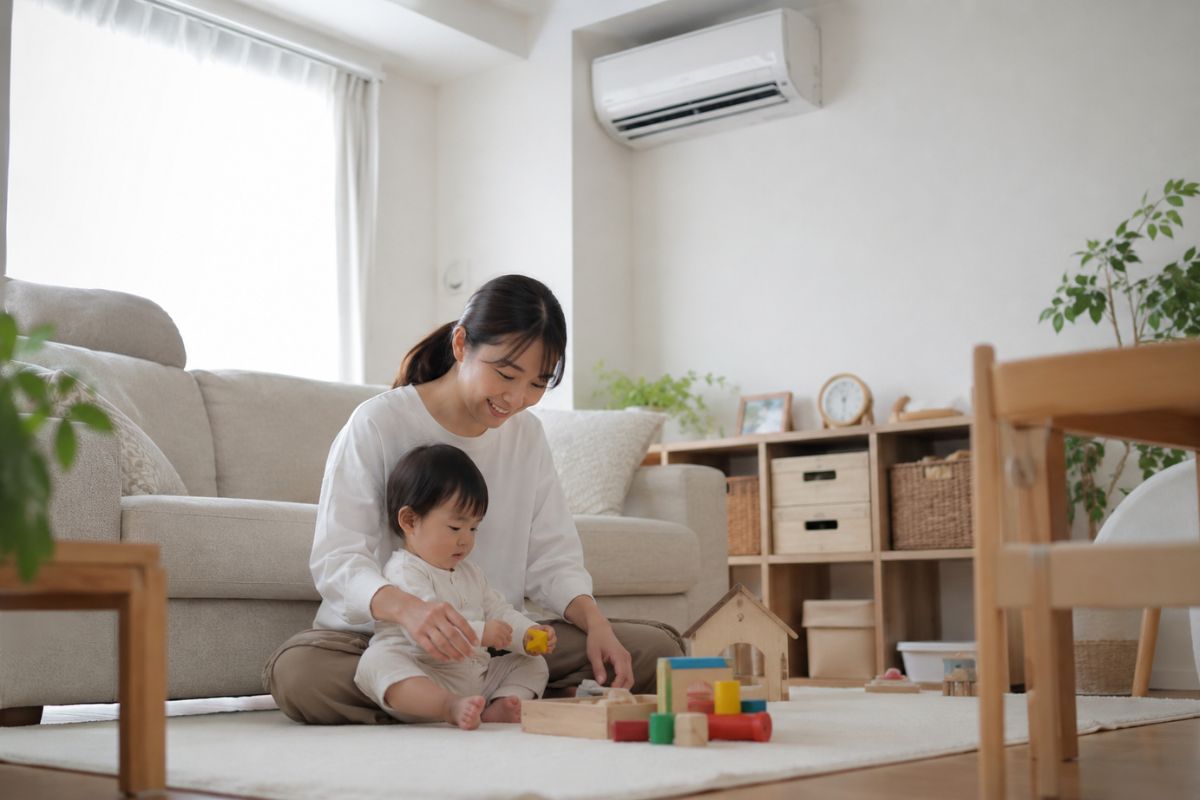 赤ちゃんや小さな子どもがいる部屋でエアコンを使っているイメージ